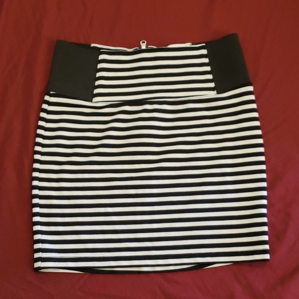 White and black strip mini skirt